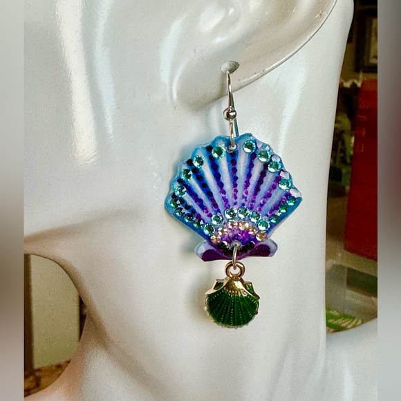 Scallop shell handpainted earrings w crystal and charm sterling wire OOAK - Picture 4 of 6
